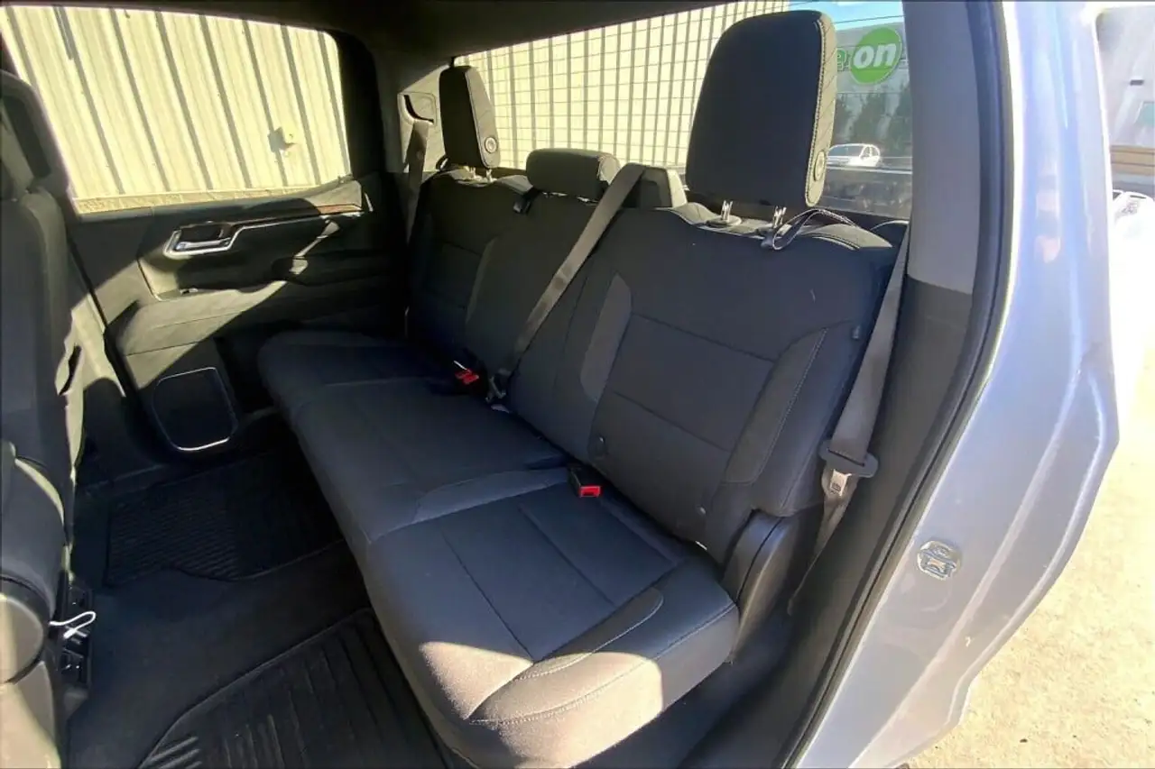 Chevrolet Silverado 1500 - Image 23