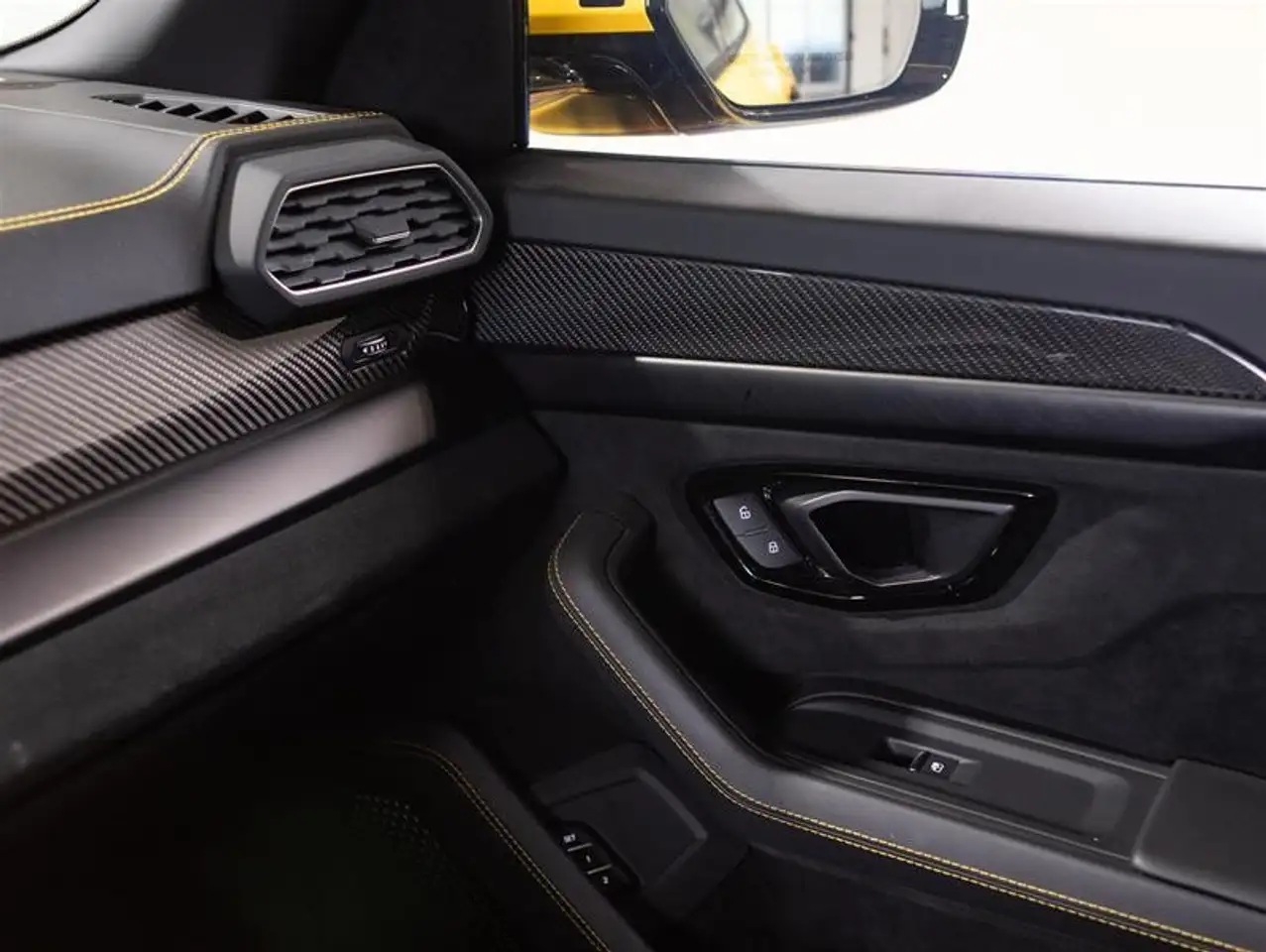 Lamborghini Urus - Image 29