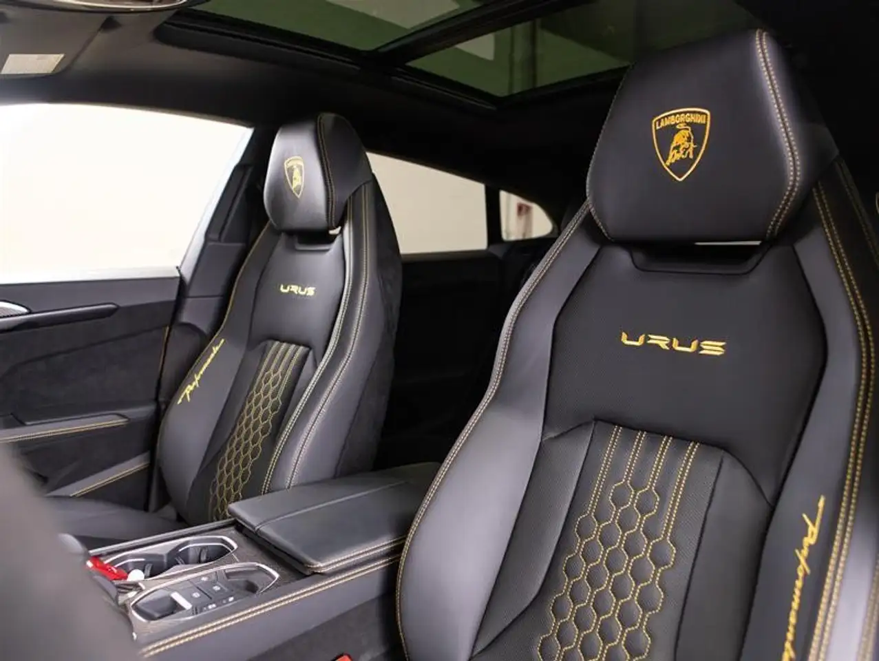Lamborghini Urus - Image 16