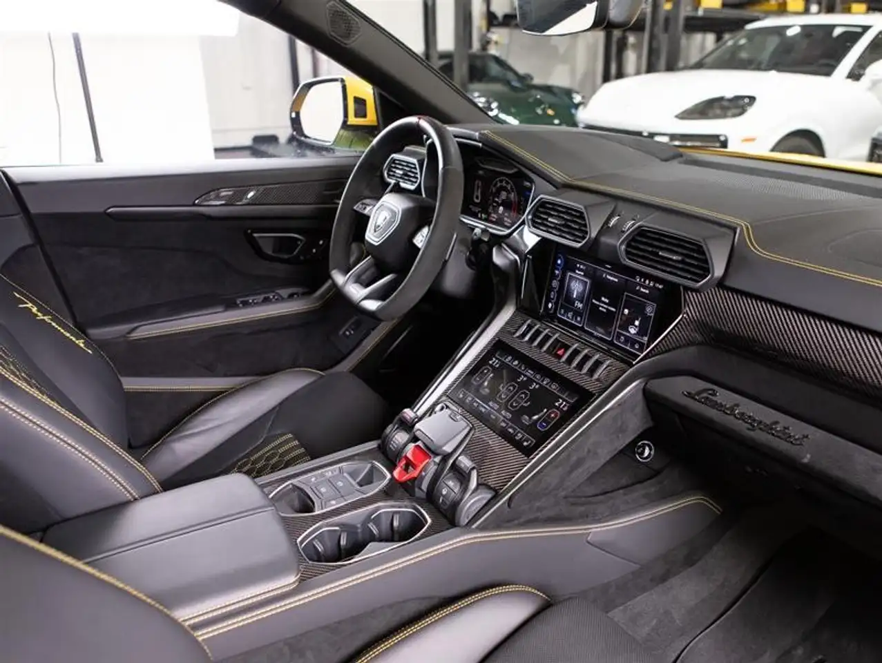 Lamborghini Urus - Image 18
