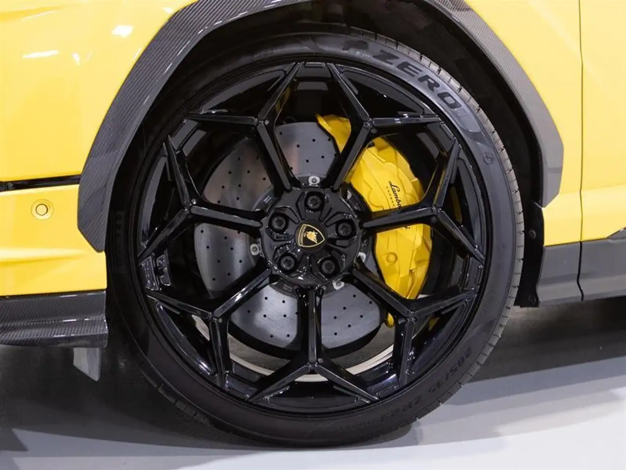 Lamborghini Urus - Image 11