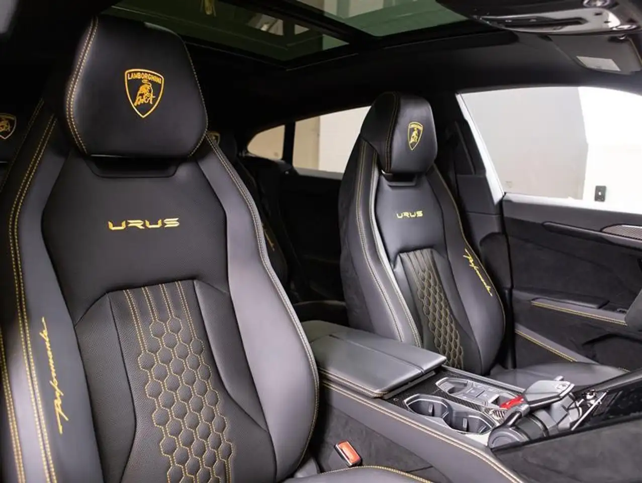Lamborghini Urus - Image 17