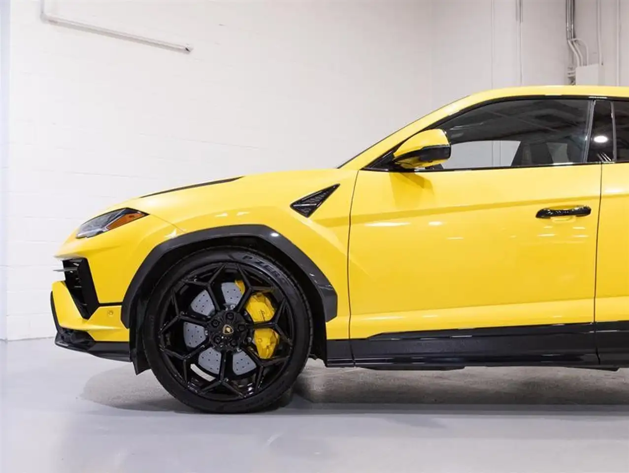 Lamborghini Urus - Image 6