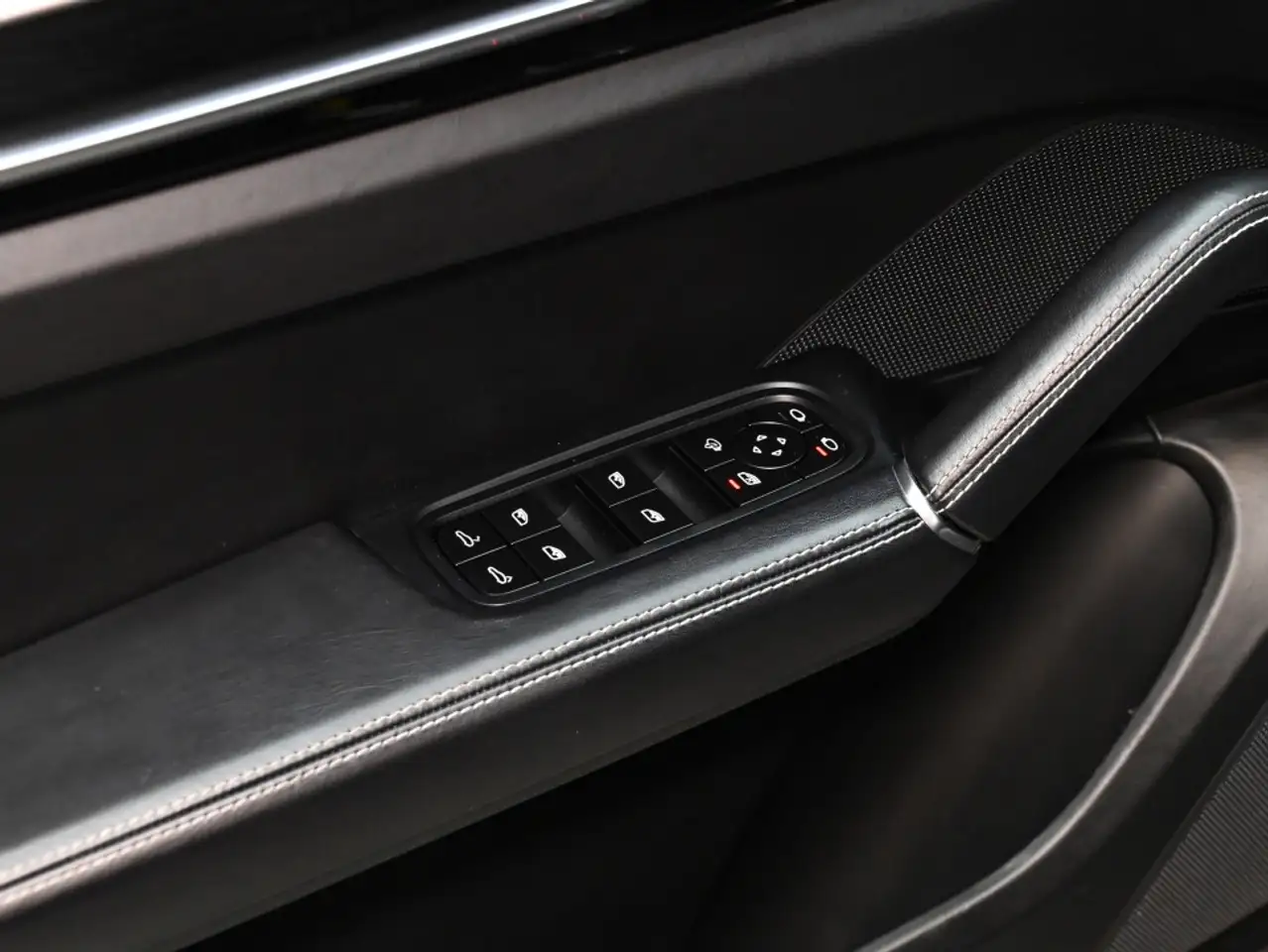 Porsche Cayenne - Image 35