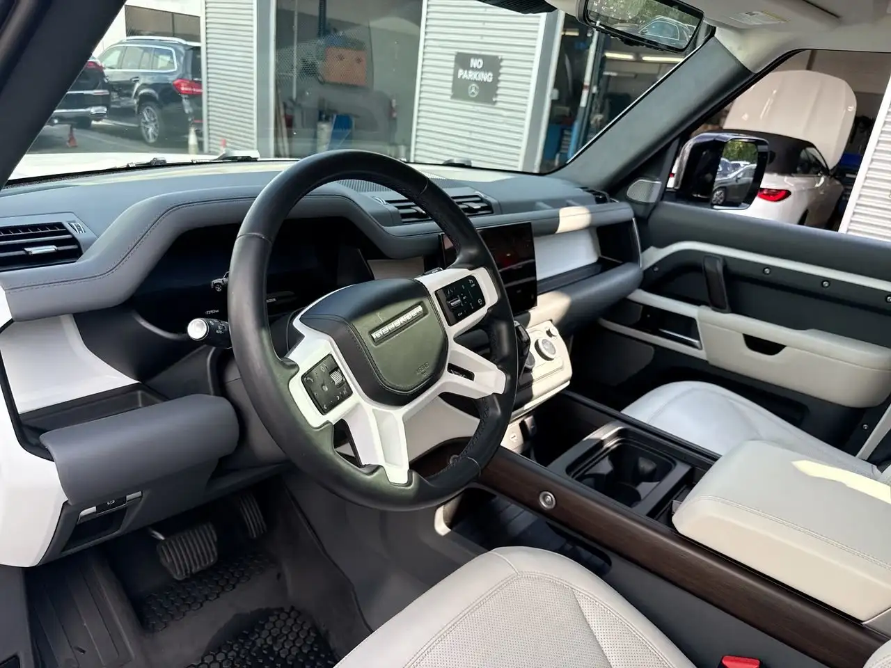 Land Rover Defender - Image 22