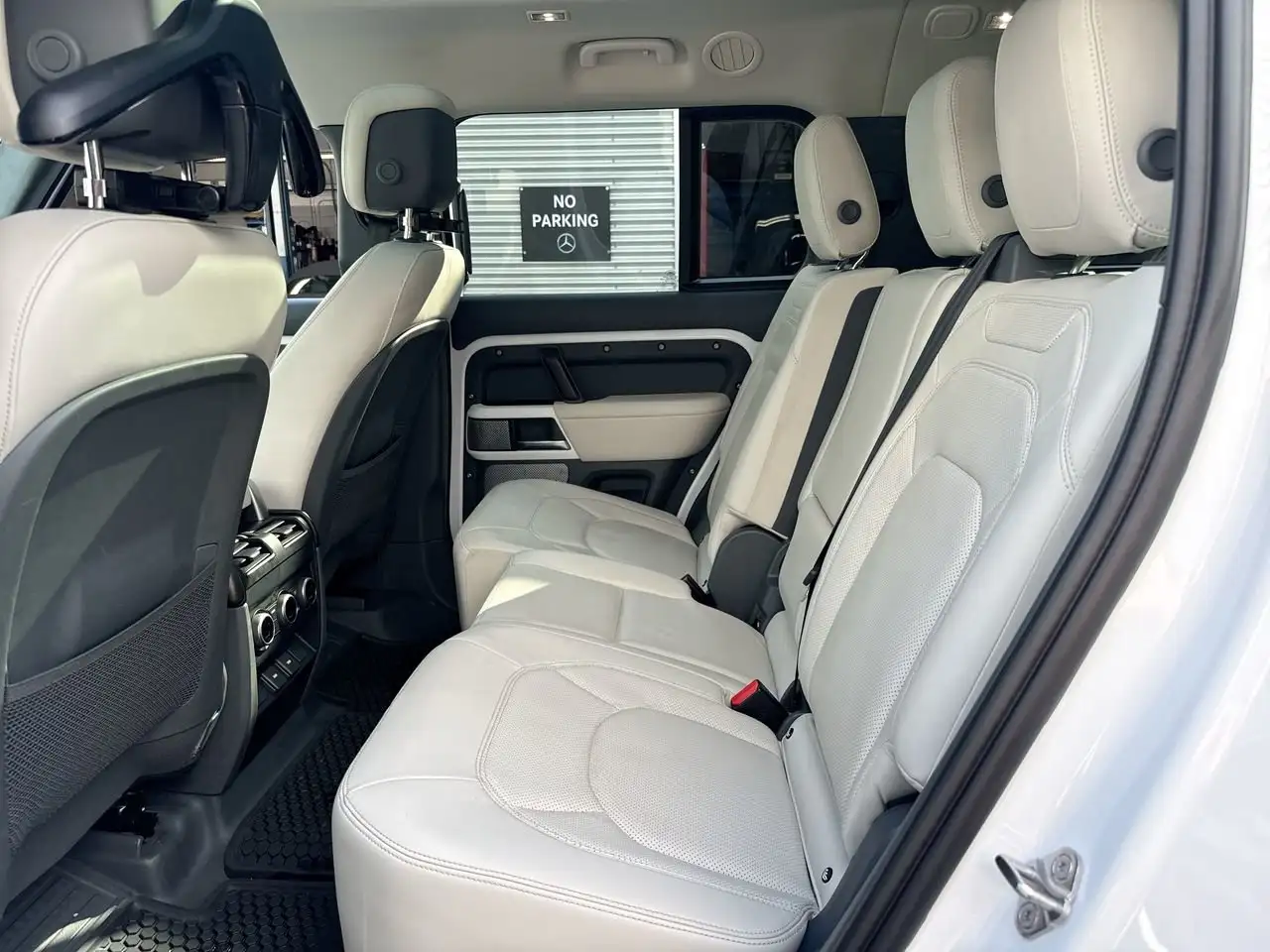 Land Rover Defender - Image 30