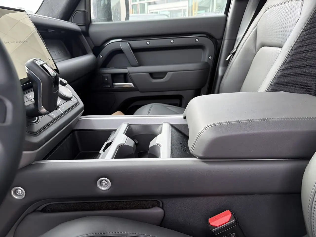 Land Rover Defender - Image 18