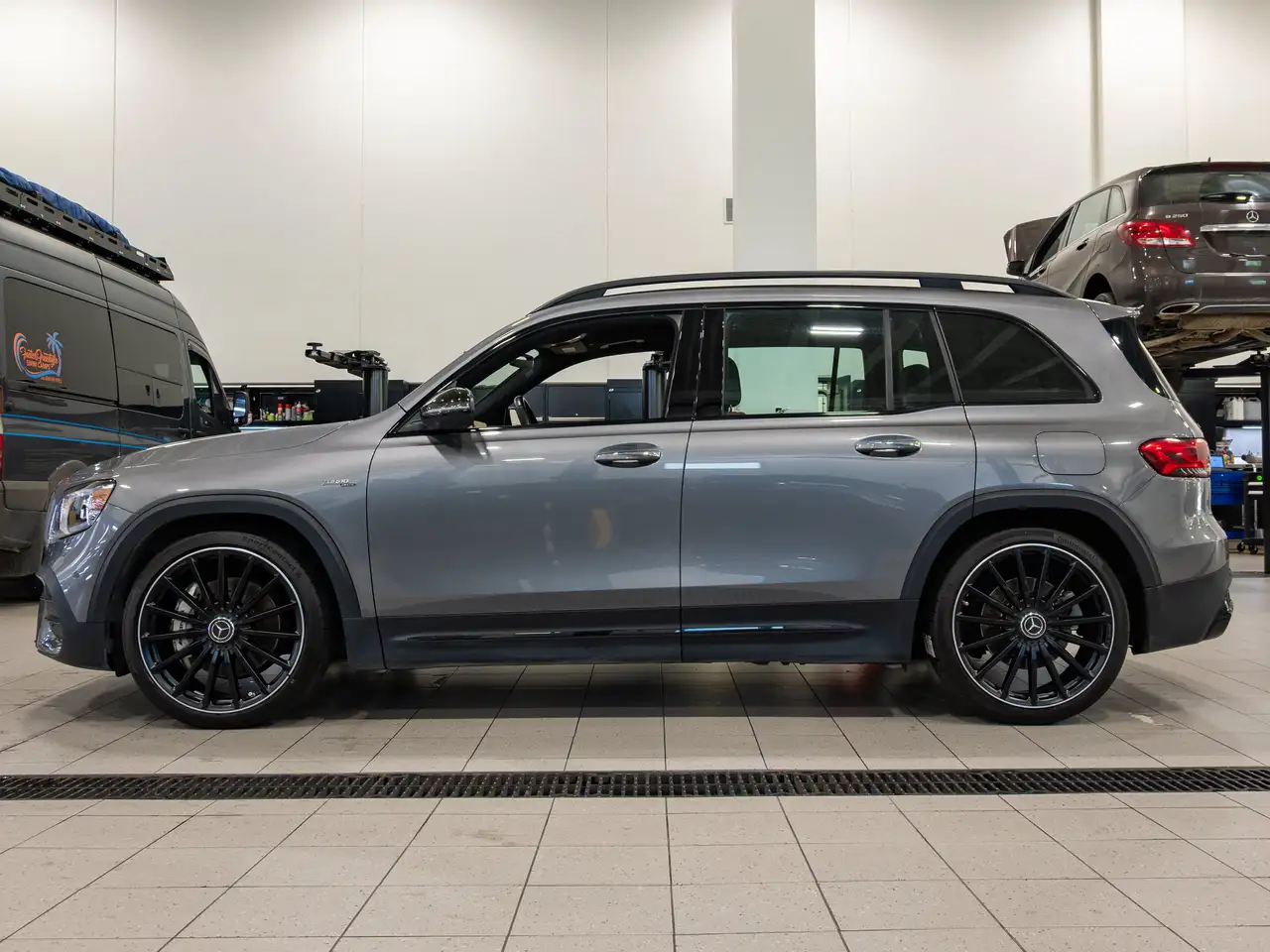 Mercedes-Benz GLB - Image 2