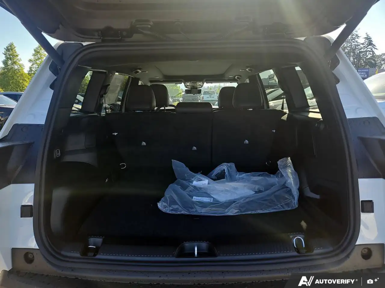 Jeep Cherokee - Image 12