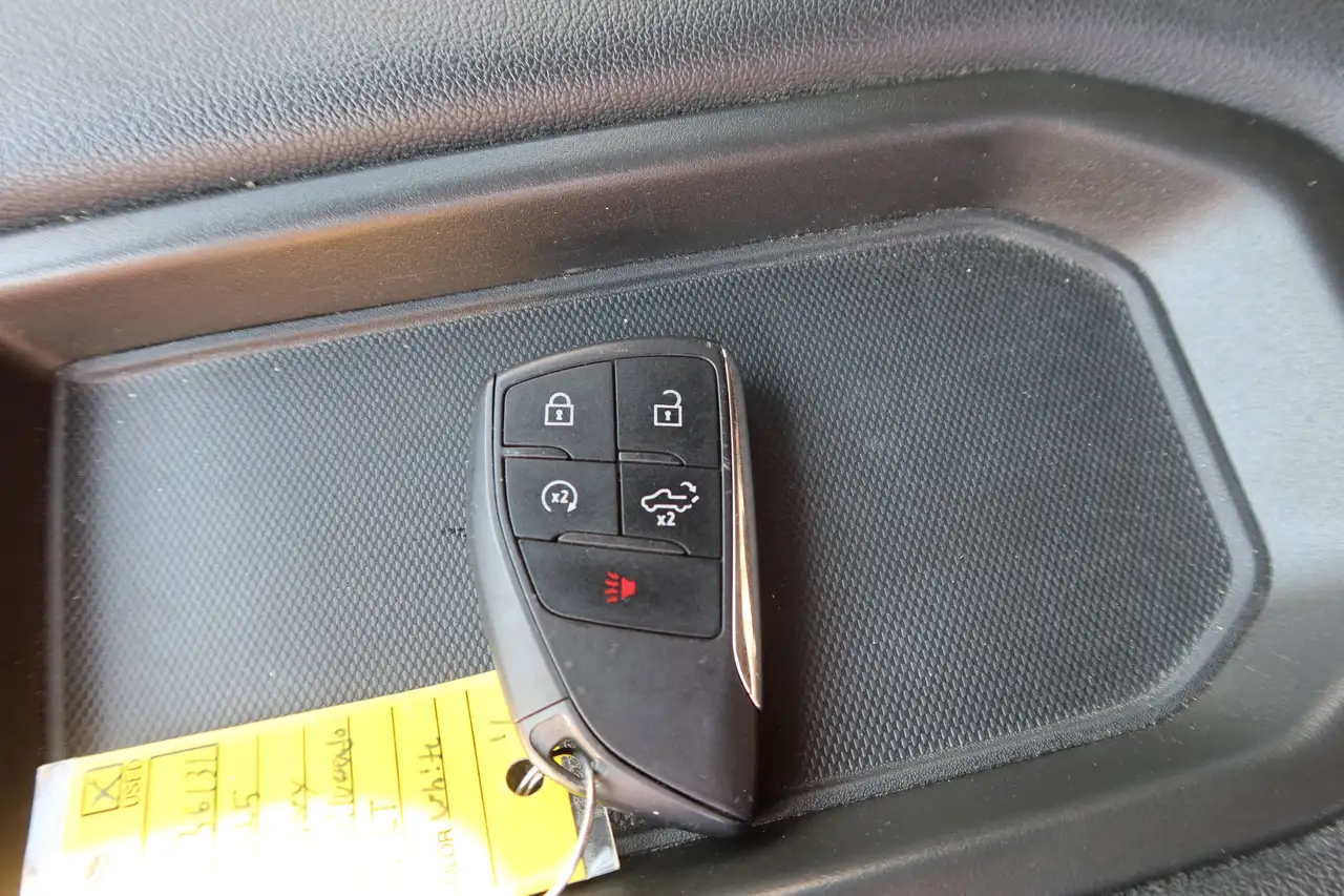 Chevrolet Silverado 1500 - Image 18