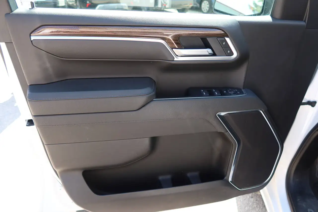 Chevrolet Silverado 1500 - Image 16