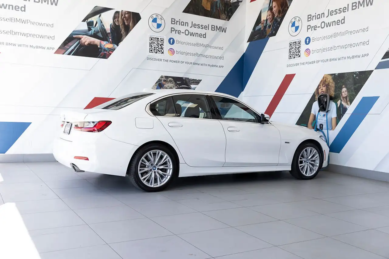 BMW 3 Series - Image 16