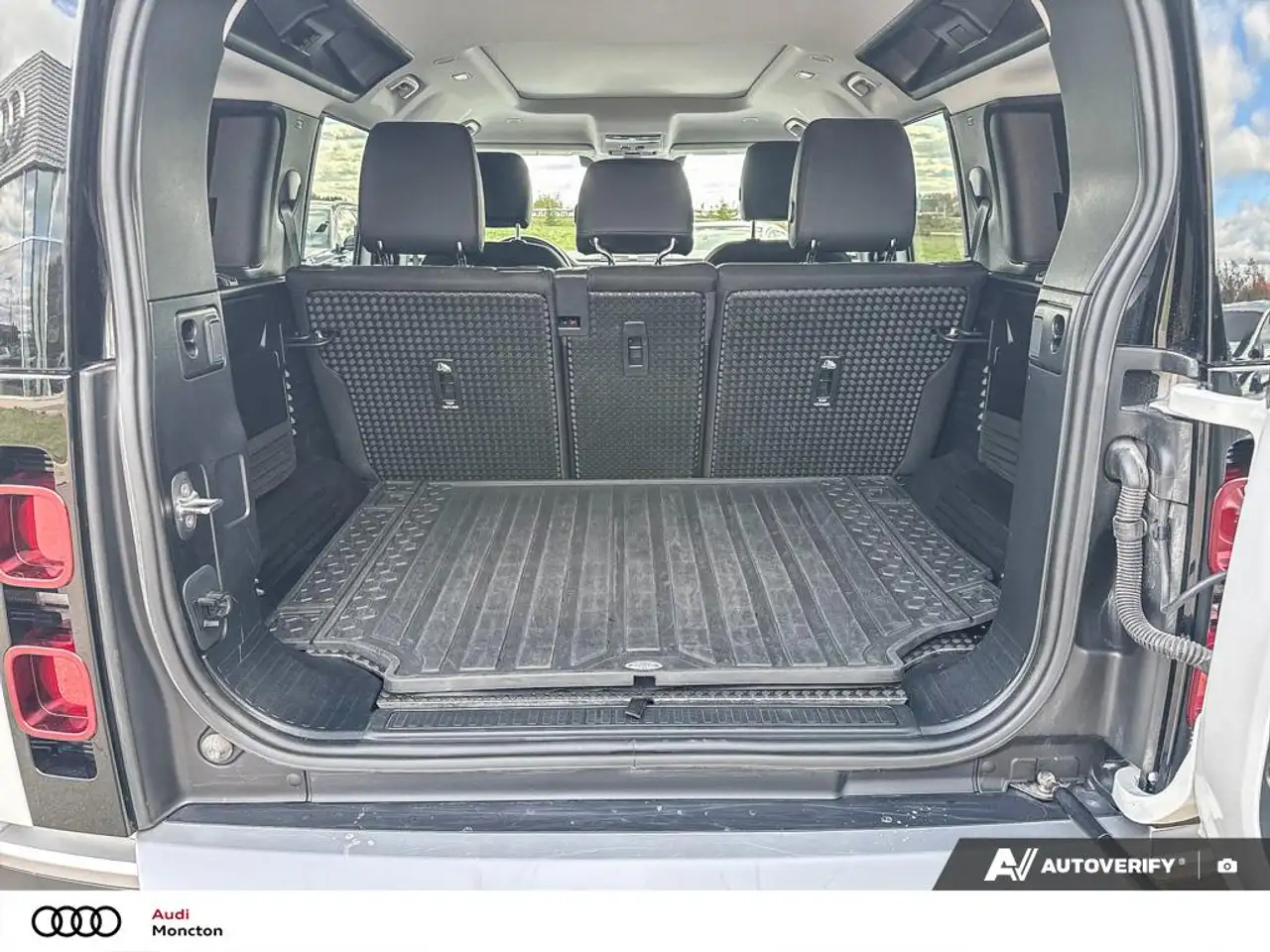 Land Rover Defender - Image 12