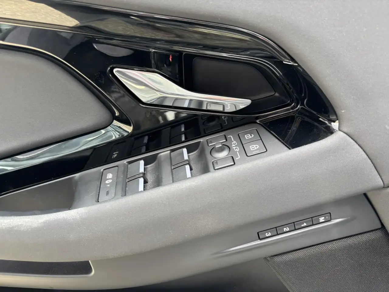 Land Rover Range Rover Evoque - Image 18
