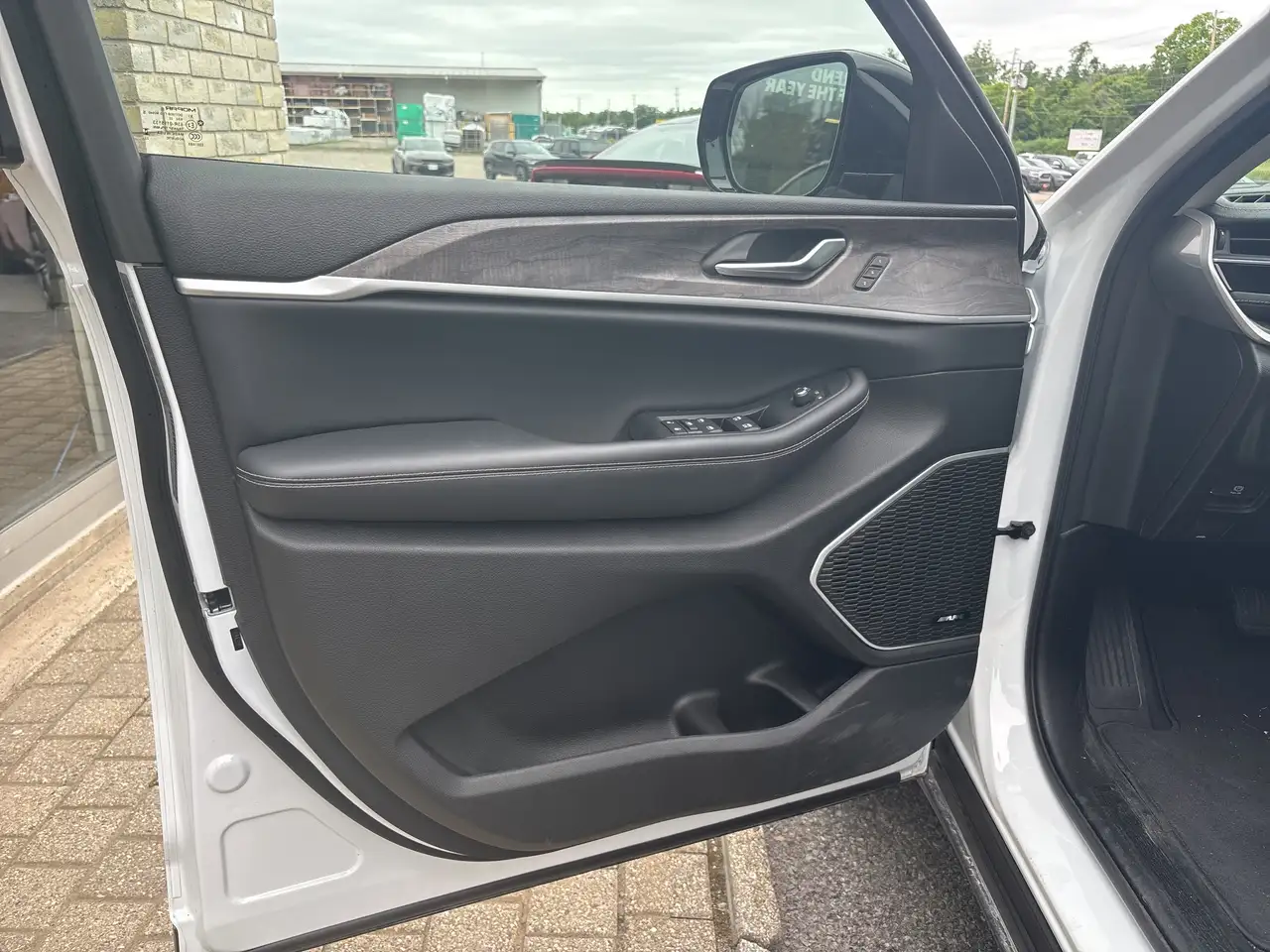 Jeep Grand Cherokee - Image 14