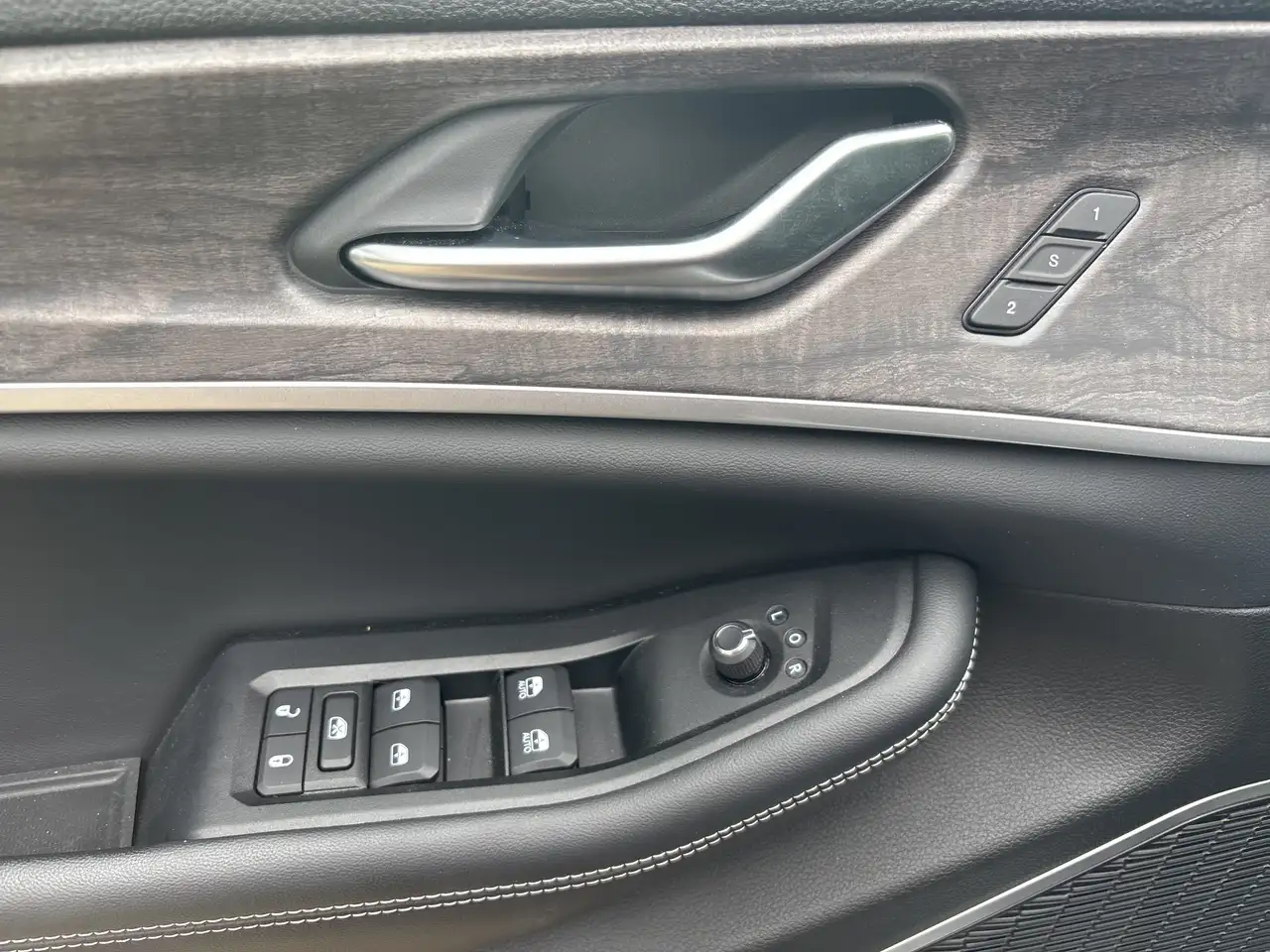 Jeep Grand Cherokee - Image 15