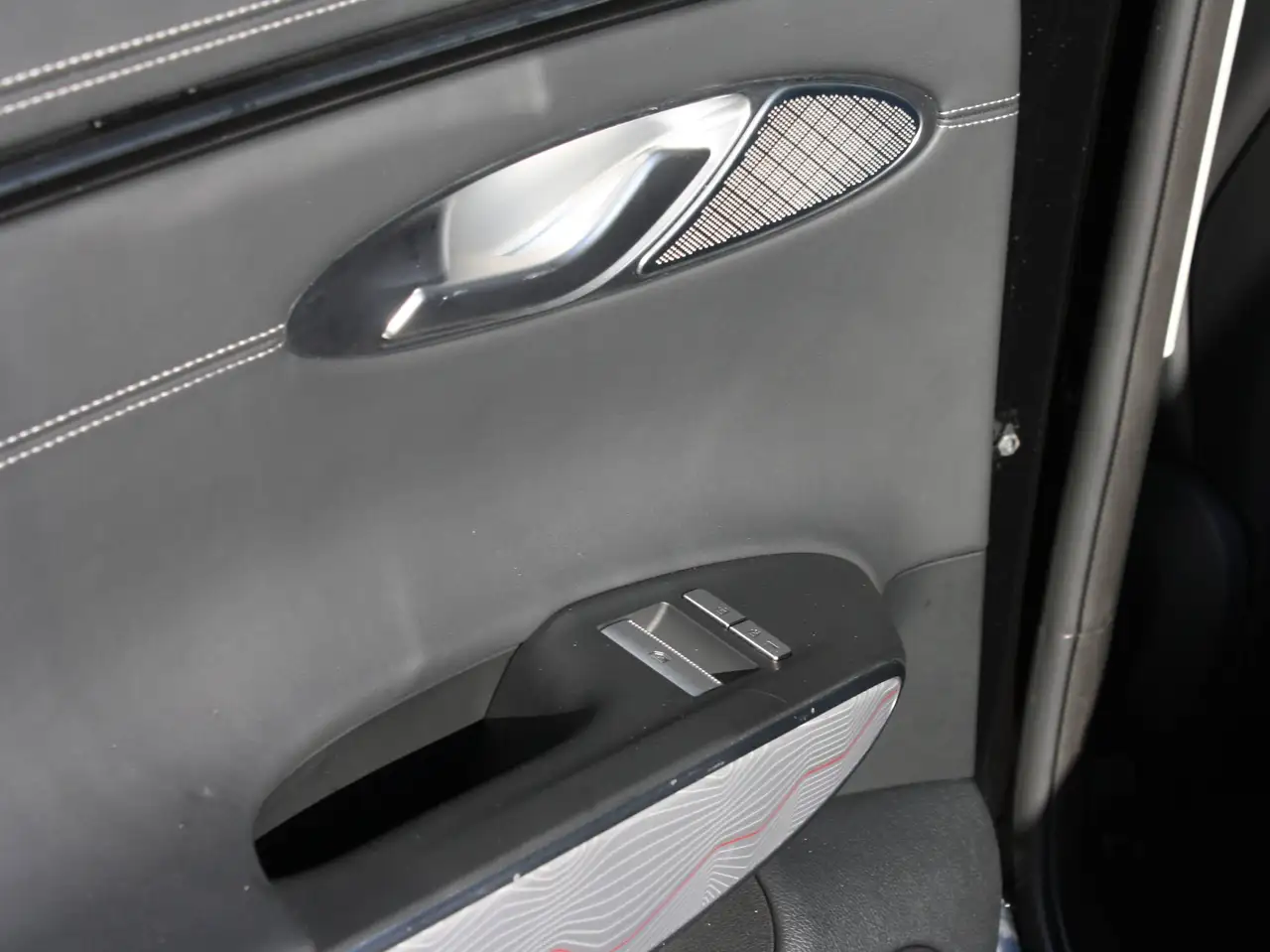 Genesis GV70 - Image 17