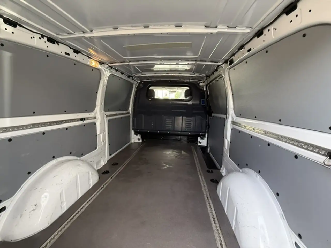 Mercedes-Benz Metris Cargo Van - Image 5