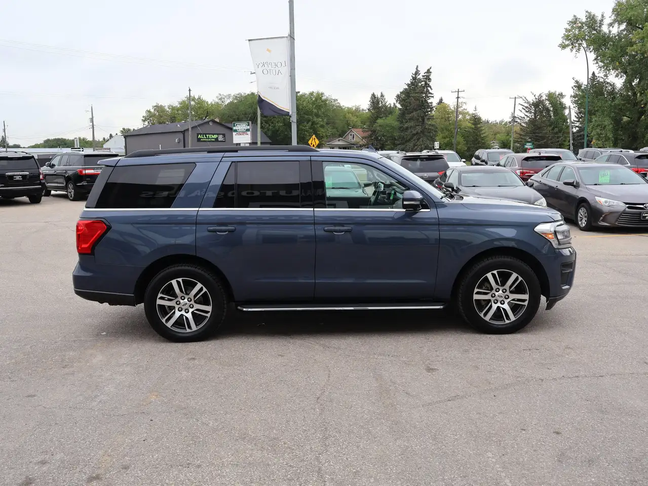 Ford Expedition - Image 19