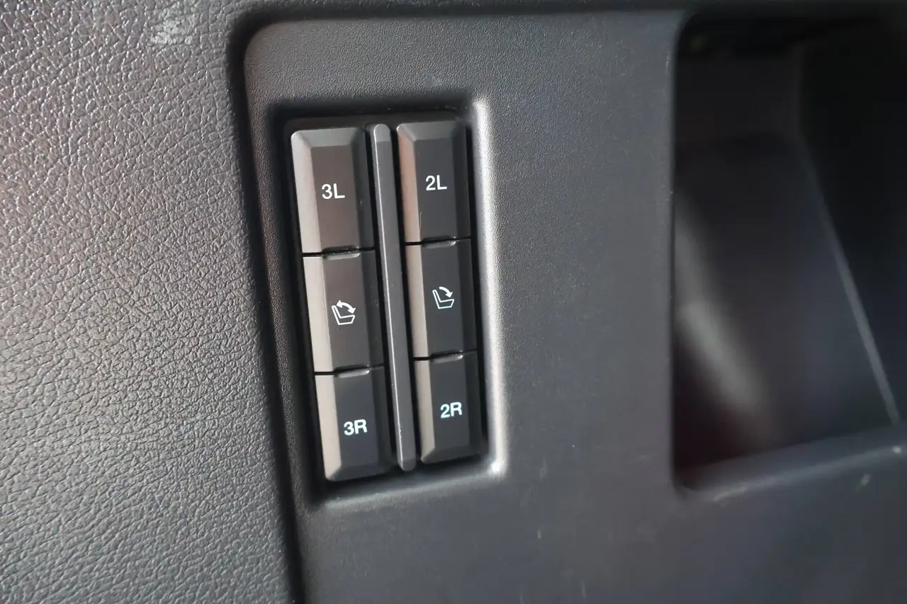 Ford Expedition - Image 32