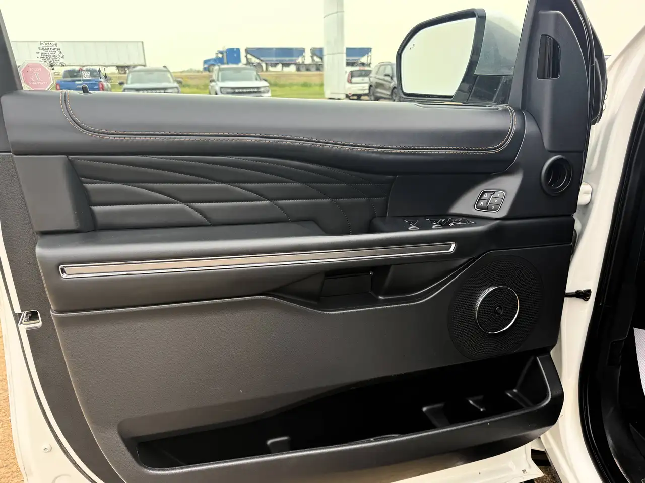Ford Expedition - Image 17