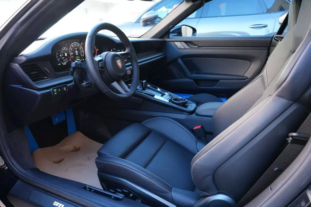 Porsche 911 - Image 19