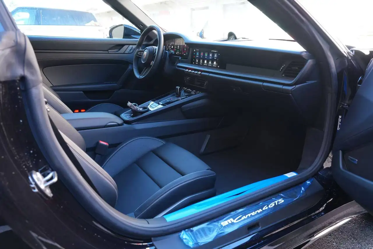 Porsche 911 - Image 18