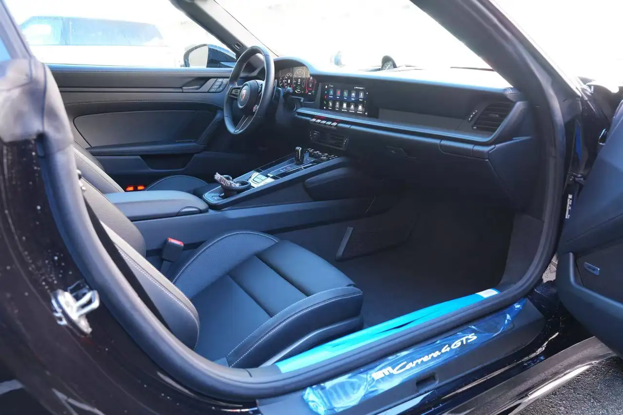 Porsche 911 - Image 30