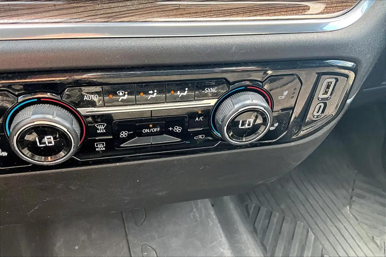 Chevrolet Silverado 1500 - Image 16