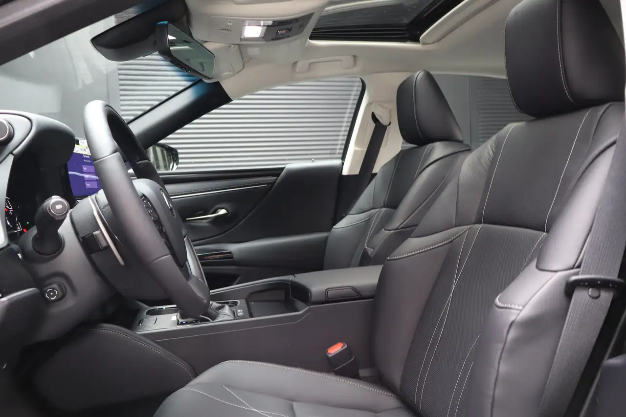 Lexus ES - Image 18
