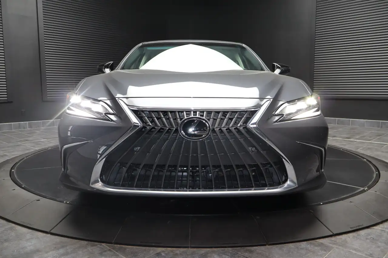 Lexus ES - Image 12