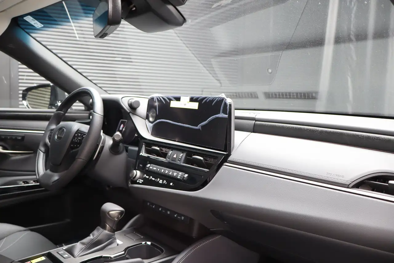 Lexus ES - Image 15