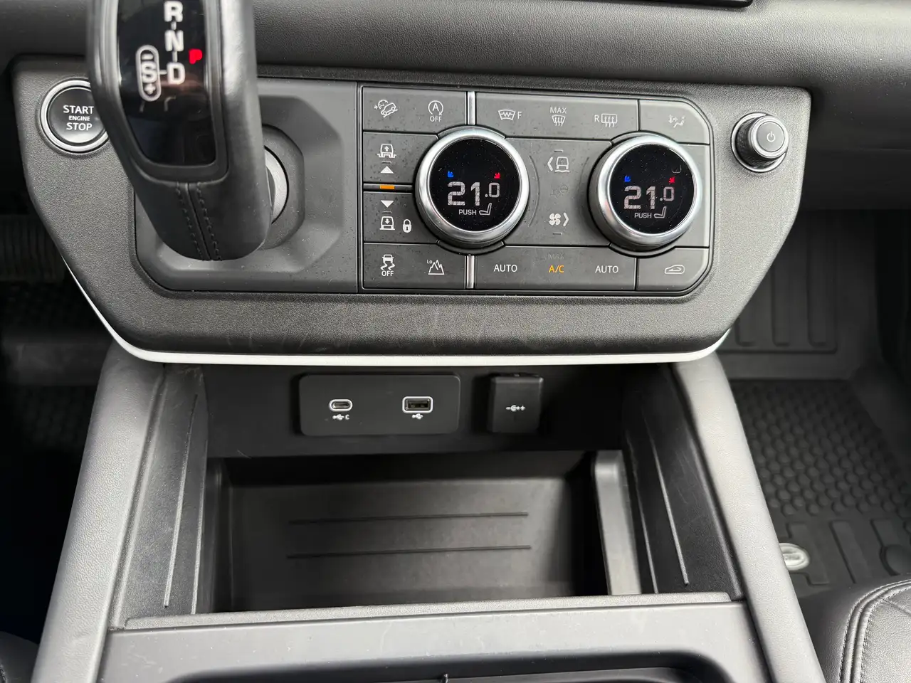 Land Rover Defender - Image 31