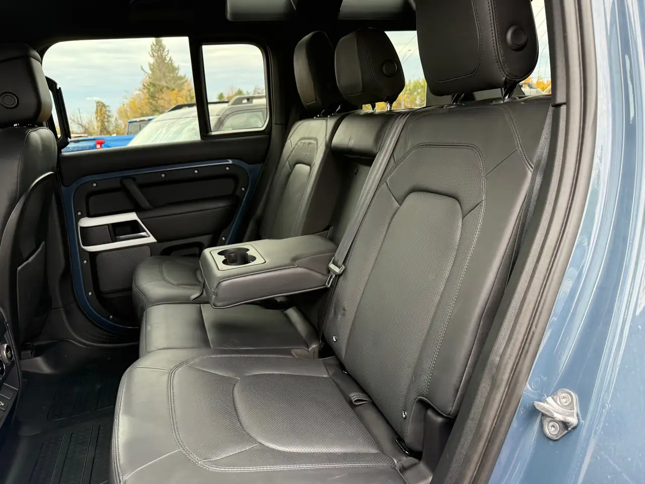 Land Rover Defender - Image 12