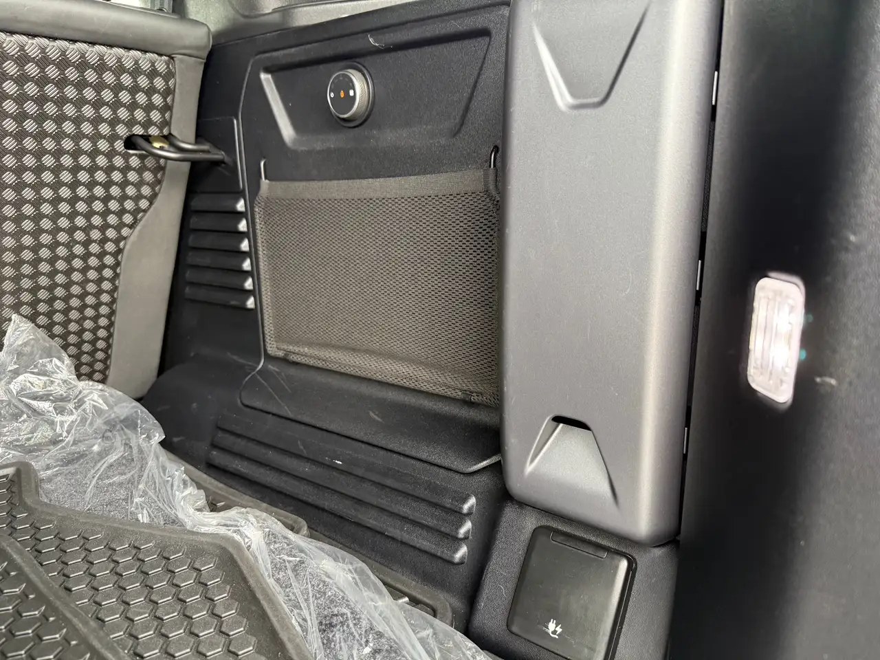 Land Rover Defender - Image 18