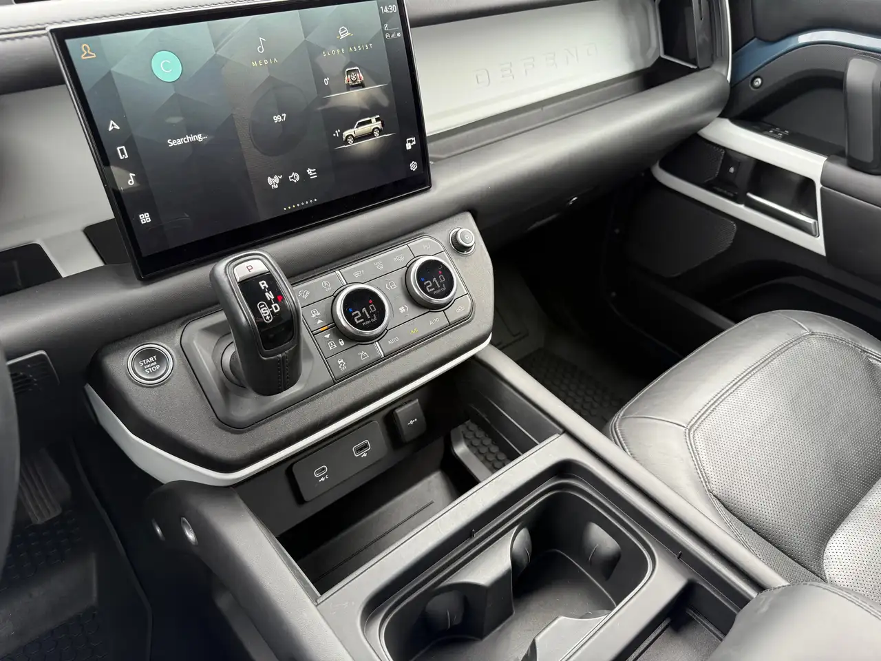 Land Rover Defender - Image 29