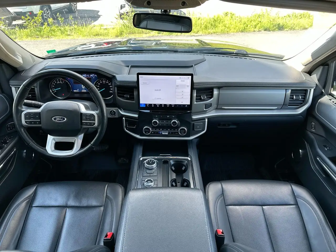 Ford Expedition - Image 16