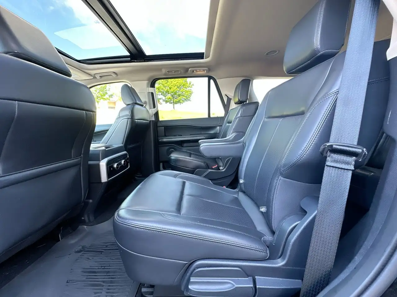 Ford Expedition - Image 34