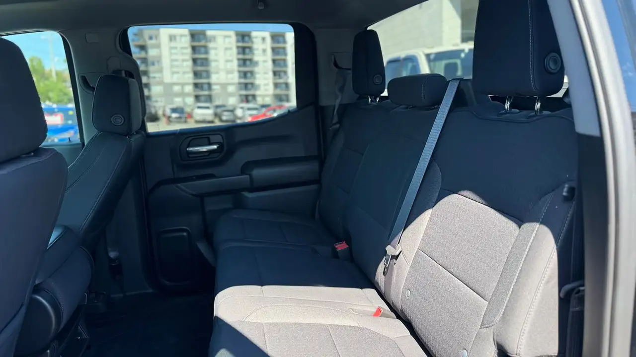 Chevrolet Silverado 1500 - Image 19
