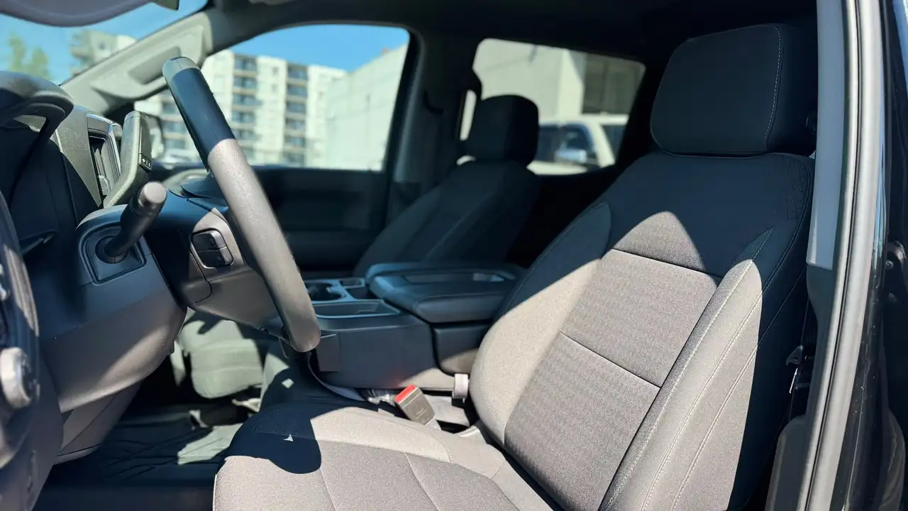 Chevrolet Silverado 1500 - Image 18