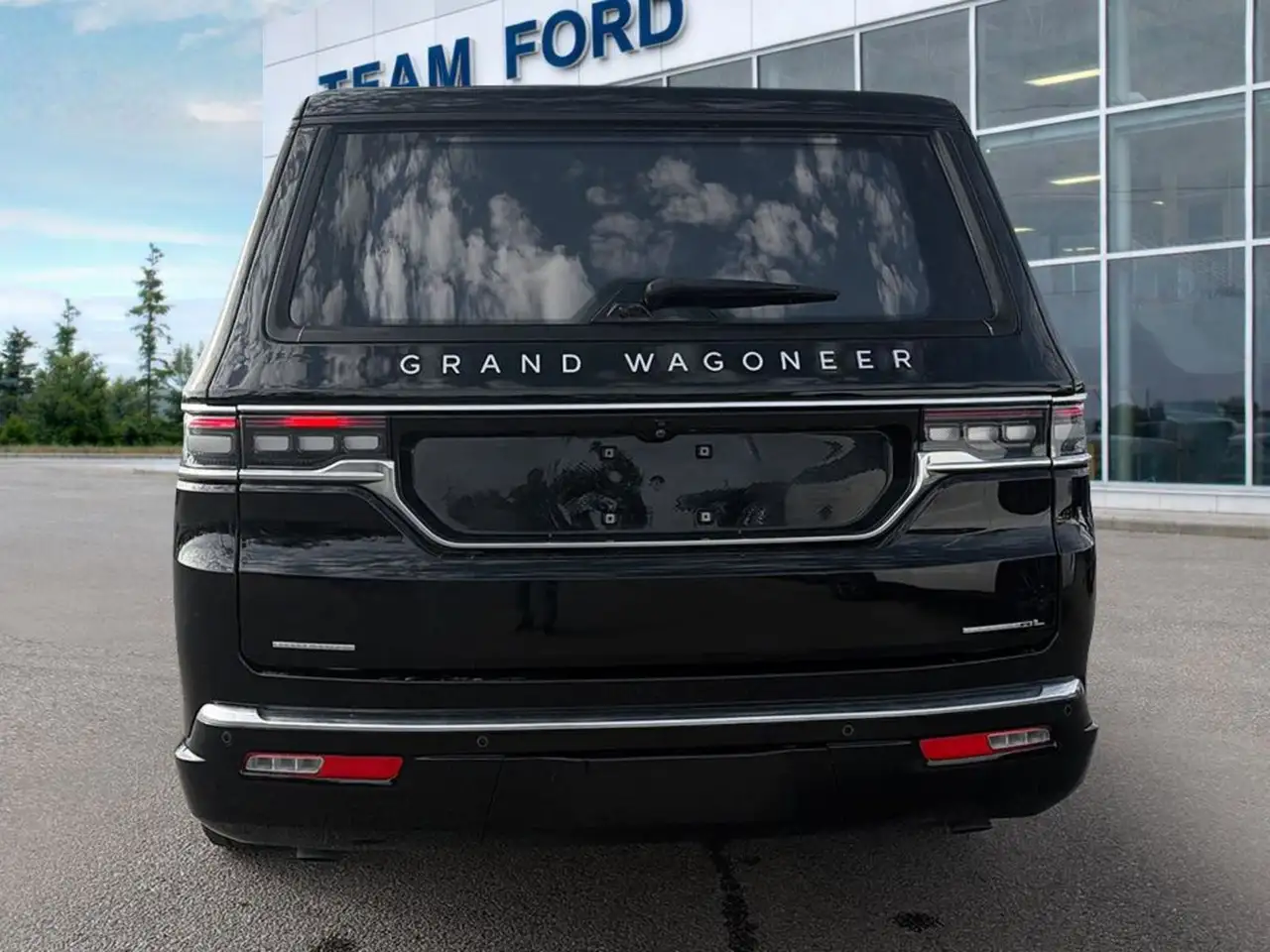 Jeep Grand Wagoneer - Image 5