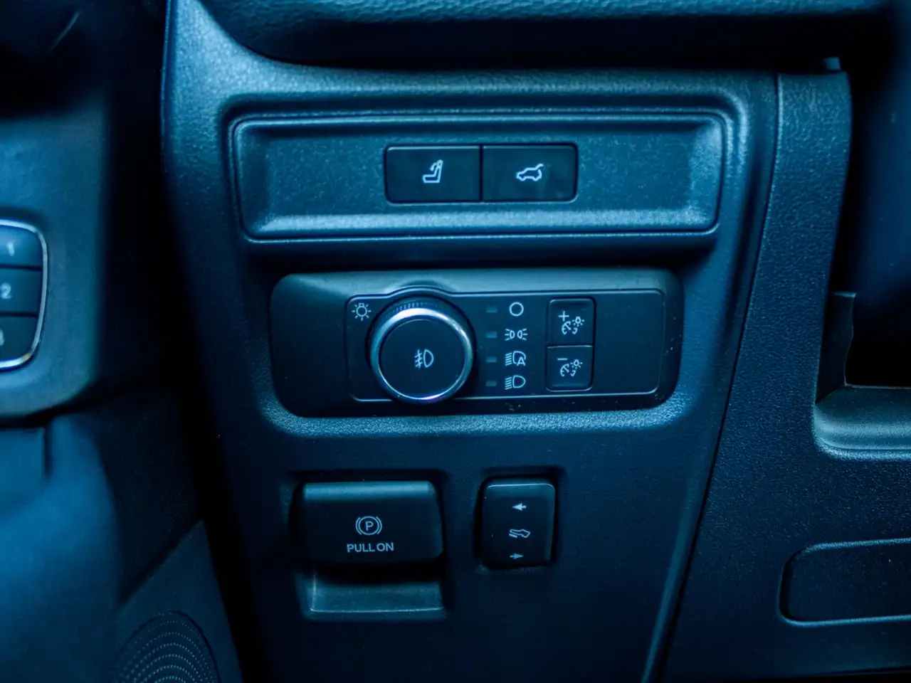Ford Expedition - Image 21