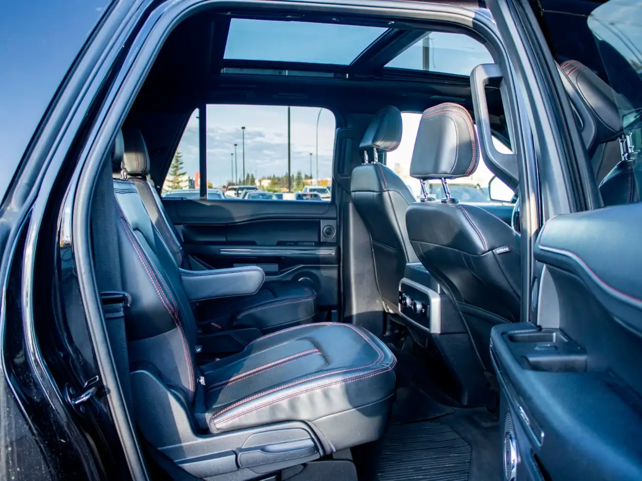 Ford Expedition - Image 13