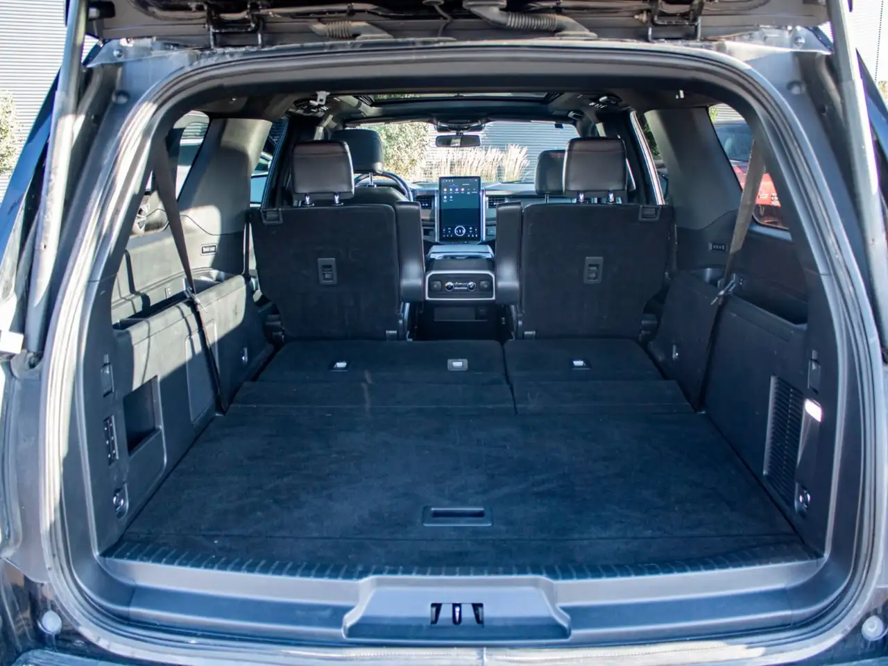 Ford Expedition - Image 28