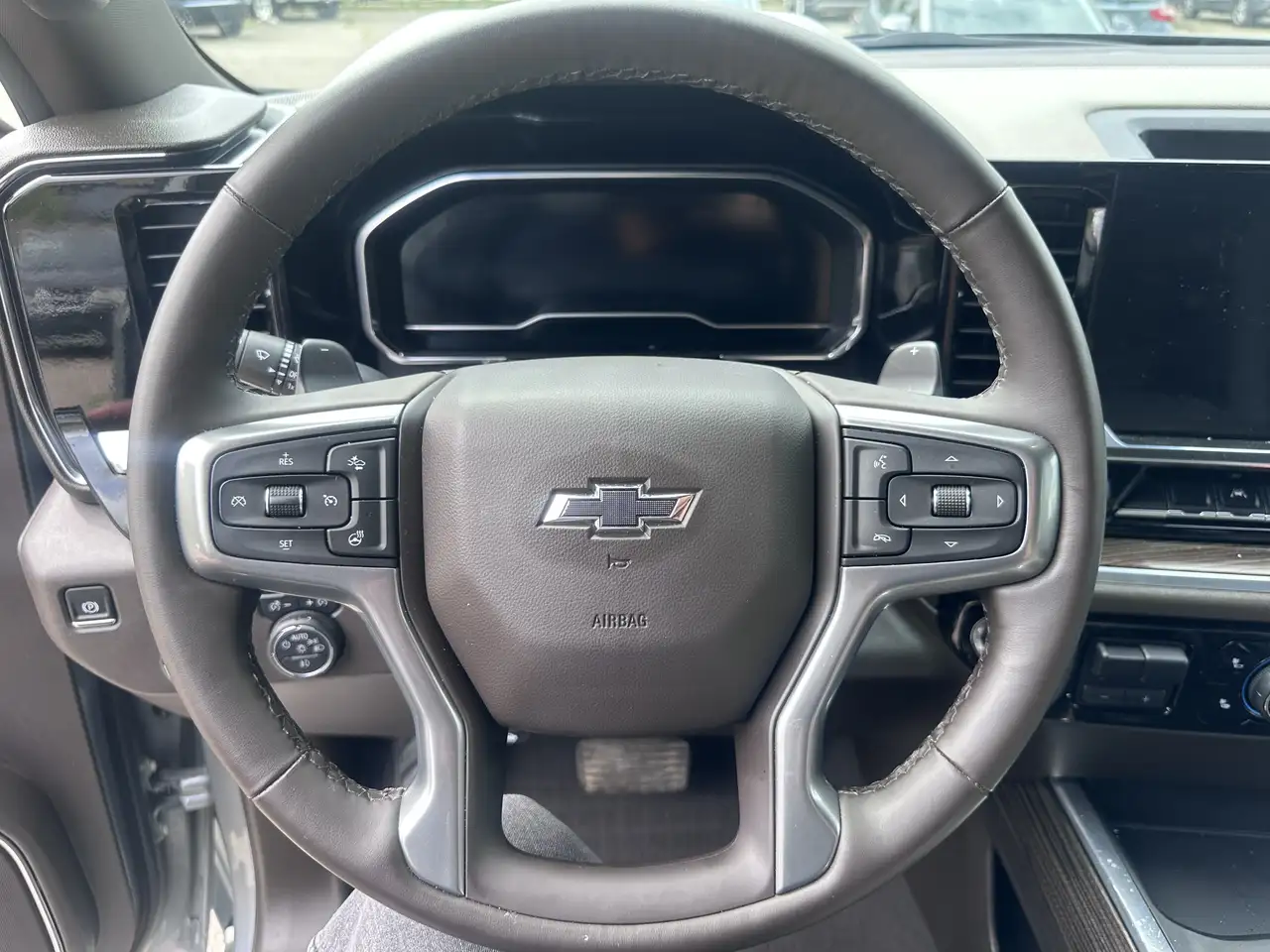 Chevrolet Silverado 1500 - Image 17