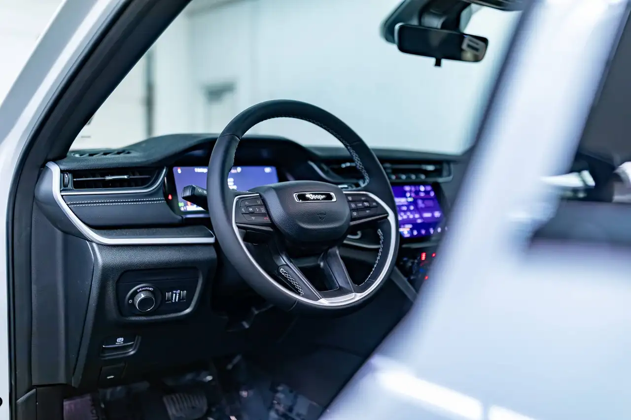 Jeep Grand Cherokee - Image 12