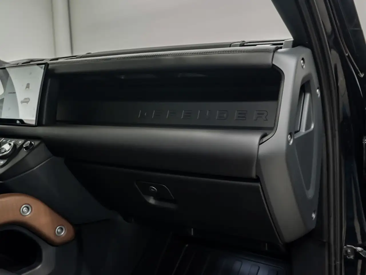 Land Rover Defender - Image 34