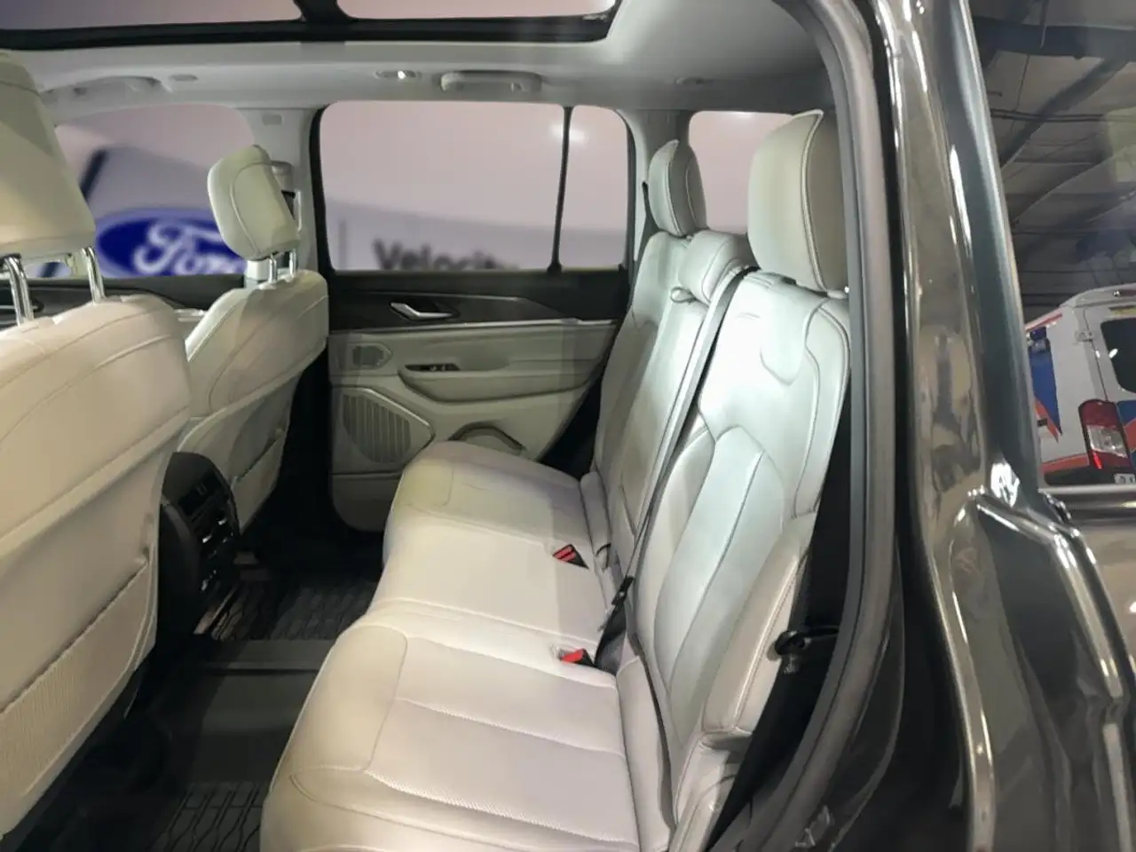 Jeep Grand Cherokee - Image 10