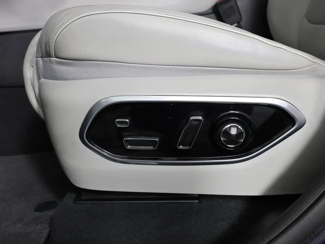 Jeep Grand Cherokee - Image 23
