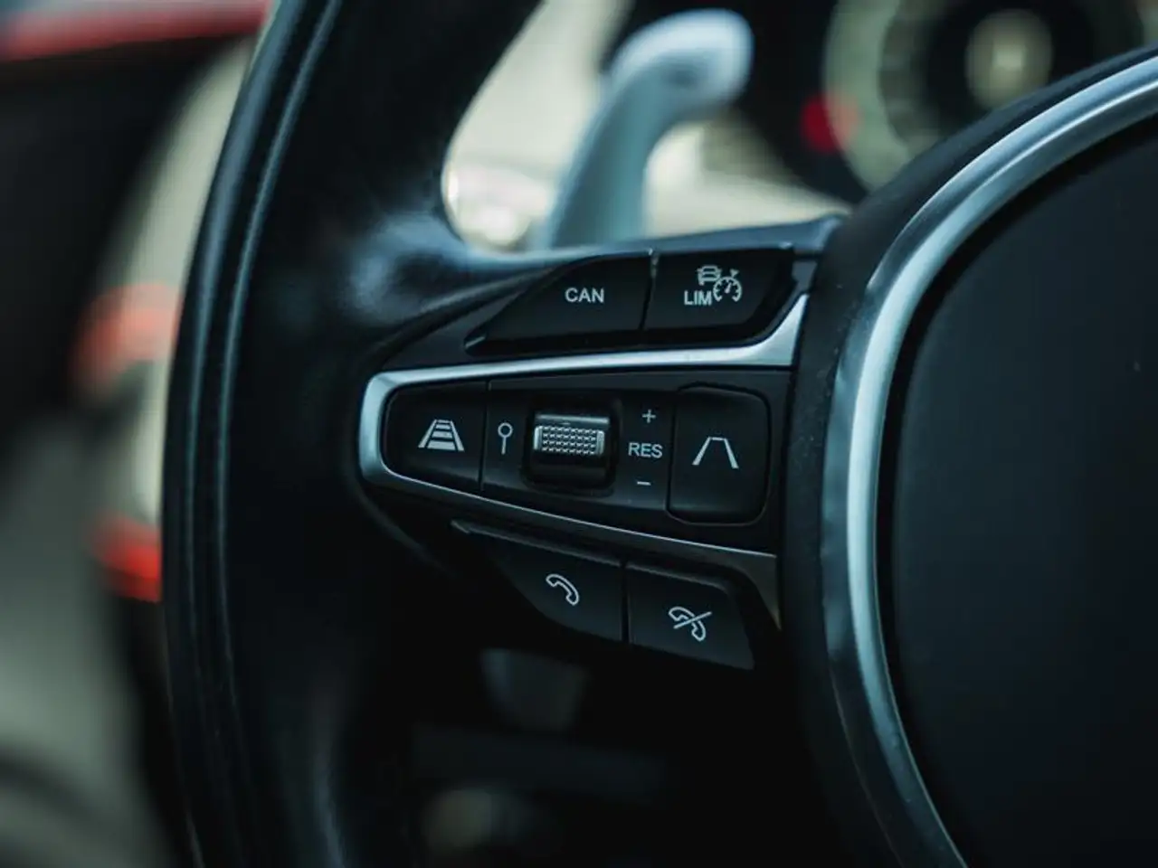 Aston Martin DBX - Image 18